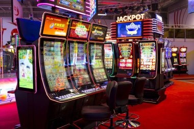 Studio produksi acara permainan langsung extrabet dengan host profesional dan kamera broadcast
